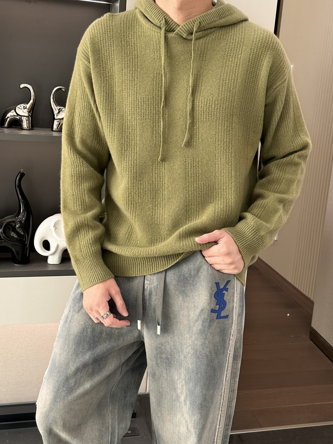 NO:599449,H men’s hooded wool sweaters | The first choice for autumn and winter that coexists laziness and texture. Boys don’t have to worry about dressing in autumn and winter. These two hooded sweaters are directly like gods!   Select high-quality wool imported from Italy. The light grass green model is fresh and energetic, breaking the dullness of autumn and winter; the black model is classic and versatile, simple and elegant. The hooded design has a lazy and casual atmosphere, and the drawstring details add a bit of agility. The knitted texture is exquisite, the fabric is soft and skin-friendly, comfortable and warm to wear. Whether it is worn with jeans on a daily basis or at home, you can easily create a casual and textured style. It is a perfect C-position item for your autumn and winter wardrobe~  Size m-xxl,,jeans,hats,alexander wang19860909H家男士连帽羊毛针织衫｜慵懒与质感并存的秋冬首选 男生秋冬穿搭不用愁,这两款连帽针织衫直接封神！  甄选意大利进口优质羊毛 浅草绿款清新又有活力,打破秋冬的沉闷感；黑色款经典百搭,简约大气.连帽设计自带慵懒随性的氛围,抽绳细节增添了几分灵动感.针织纹理细腻,面料柔软亲肤,穿着舒适又保暖.不管是日常出街搭配牛仔裤,还是居家休闲,都能轻松营造出随性又有质感的风格,妥妥的秋冬衣橱C位单品～ 尺码m-xxl,,jeans,hats,alexander wang,Men's clothing