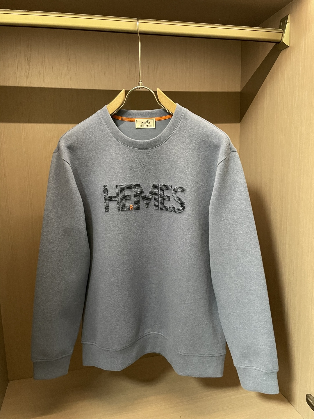 Hermès 2025秋冬卫衣｜奢牌质感与日常松弛感的绝妙融合Hermès这款卫衣，真的把高级感和舒适度