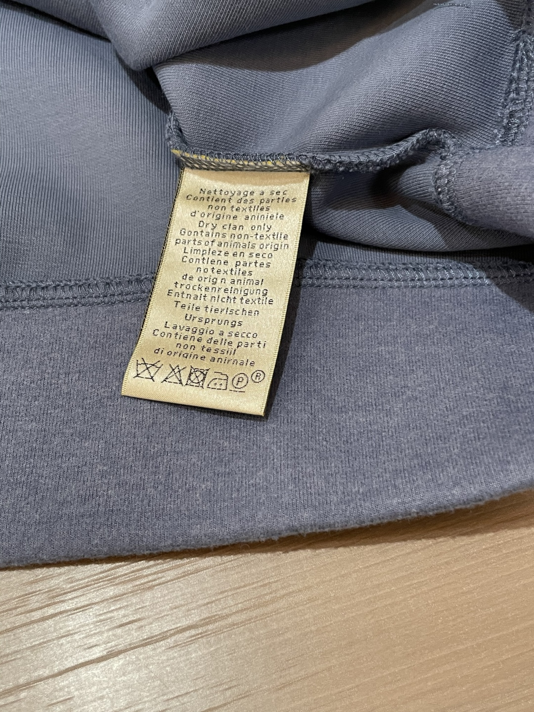 Hermès 2025秋冬卫衣｜奢牌质感与日常松弛感的绝妙融合Hermès这款卫衣，真的把高级感和舒适度