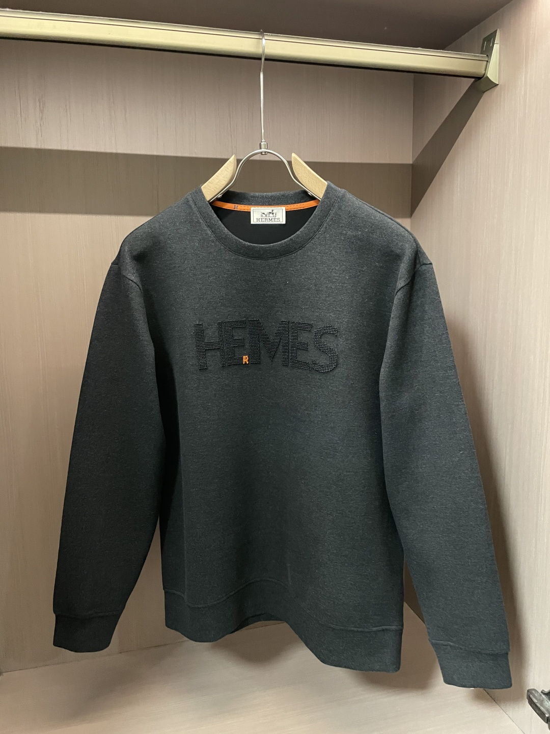 Hermès 2025秋冬卫衣｜奢牌质感与日常松弛感的绝妙融合Hermès这款卫衣，真的把高级感和舒适度