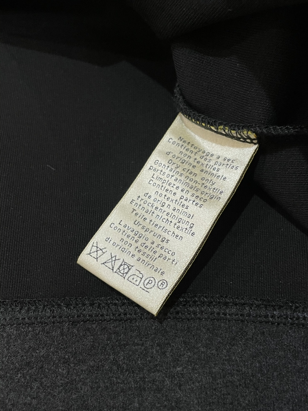 Hermès 2025秋冬卫衣｜奢牌质感与日常松弛感的绝妙融合Hermès这款卫衣，真的把高级感和舒适度