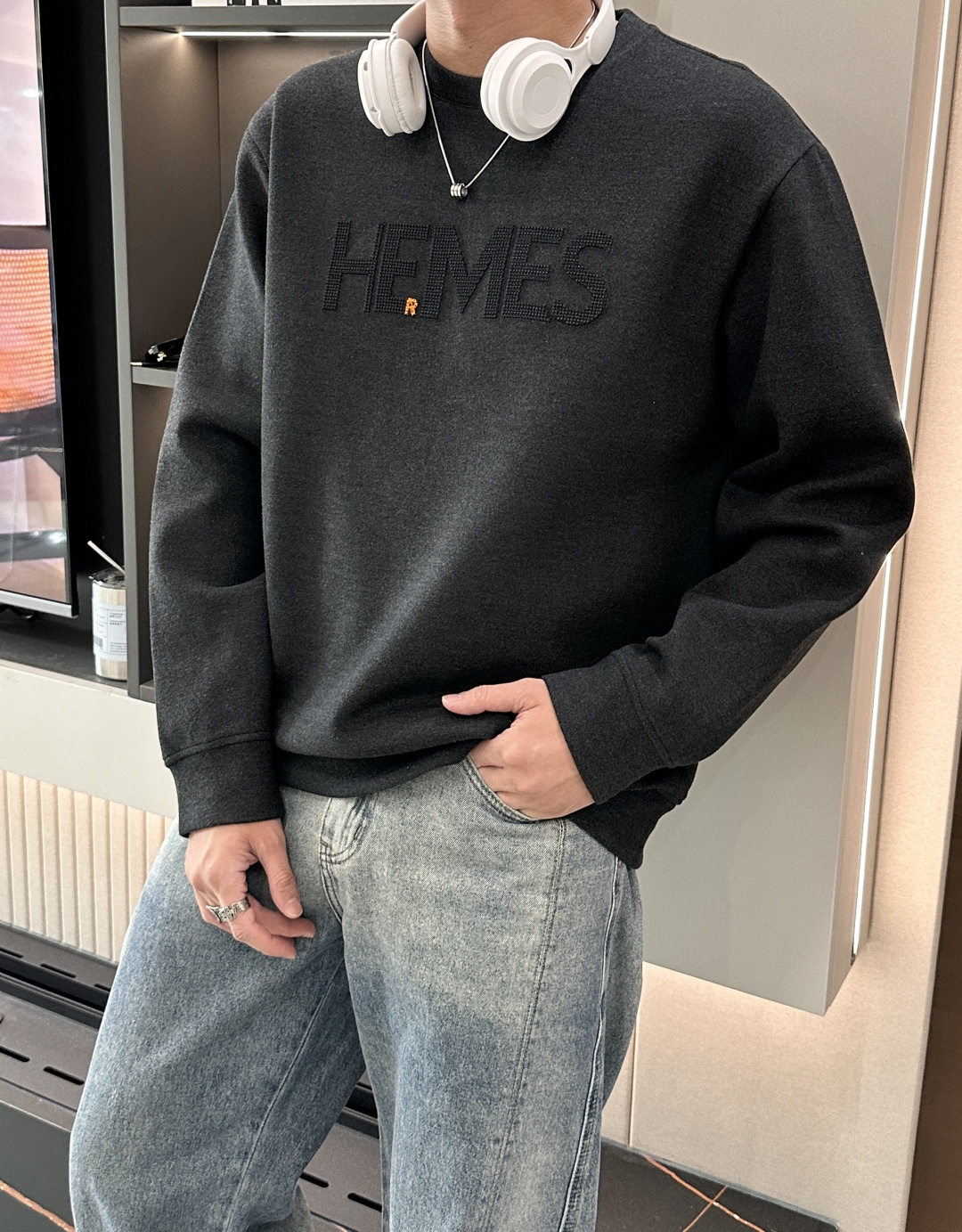 Hermès 2025秋冬卫衣｜奢牌质感与日常松弛感的绝妙融合Hermès这款卫衣，真的把高级感和舒适度