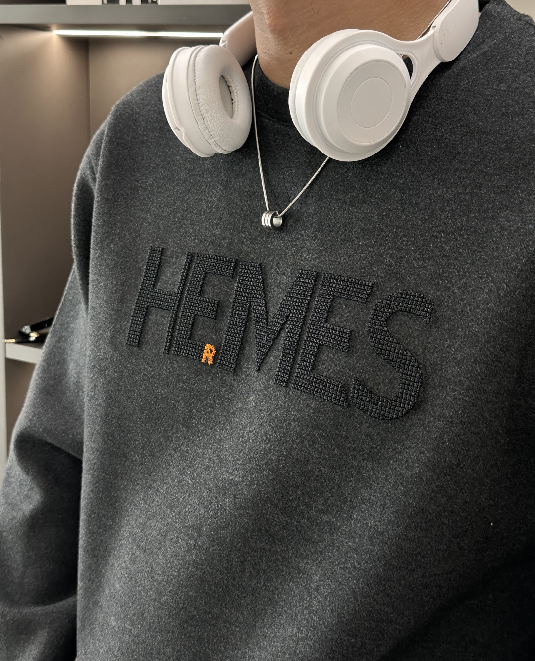 Hermès 2025秋冬卫衣｜奢牌质感与日常松弛感的绝妙融合Hermès这款卫衣，真的把高级感和舒适度