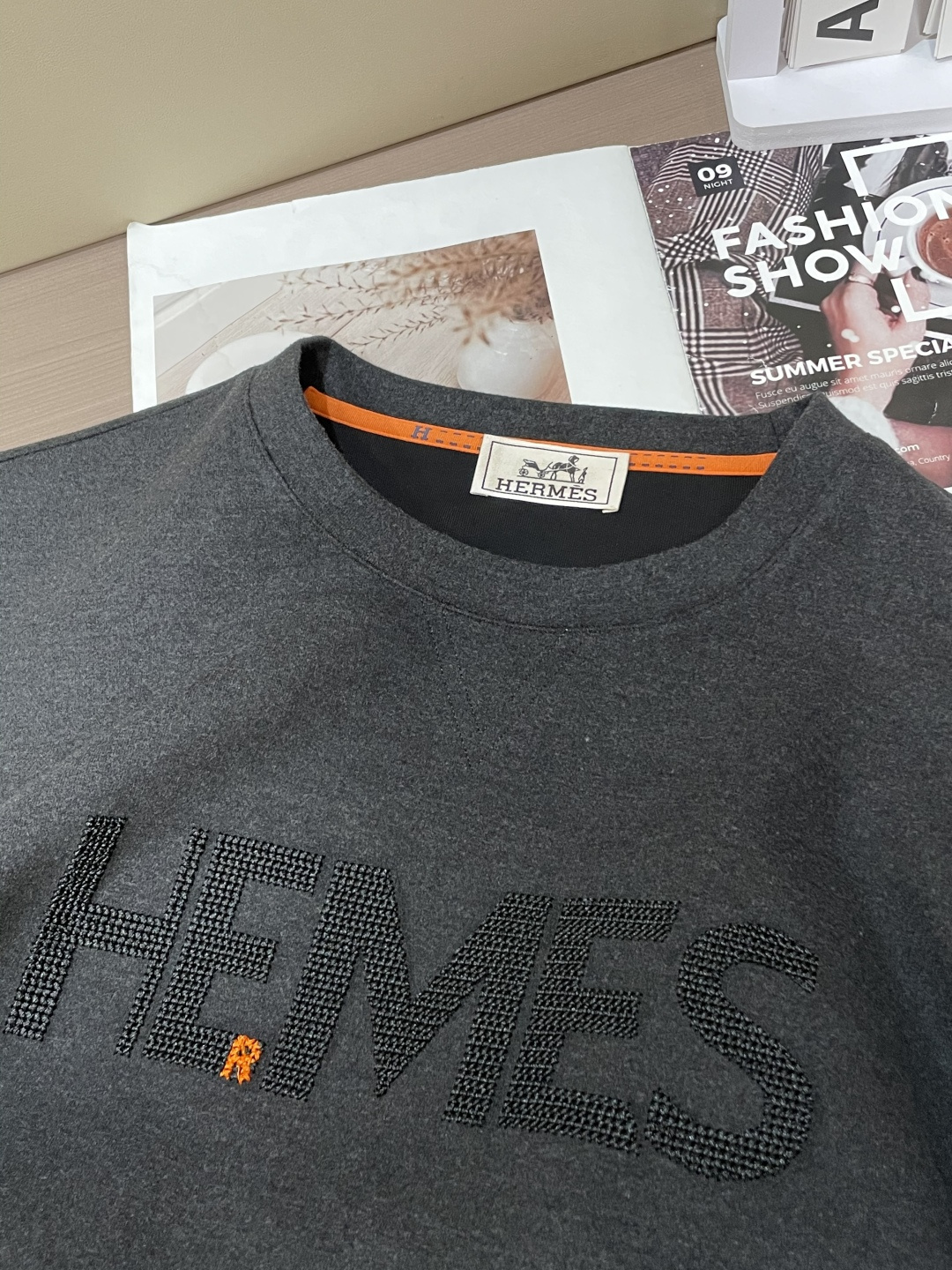 Hermès 2025秋冬卫衣｜奢牌质感与日常松弛感的绝妙融合Hermès这款卫衣，真的把高级感和舒适度