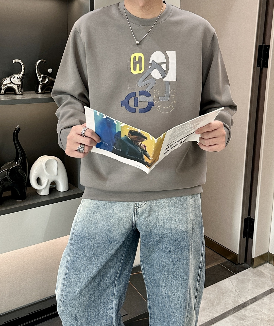 Her&爱家··2025秋冬新款圆领套头卫衣采用进口高支数羊毛混纺面料，立挺有型，抗皱不沾灰。定制衣领和