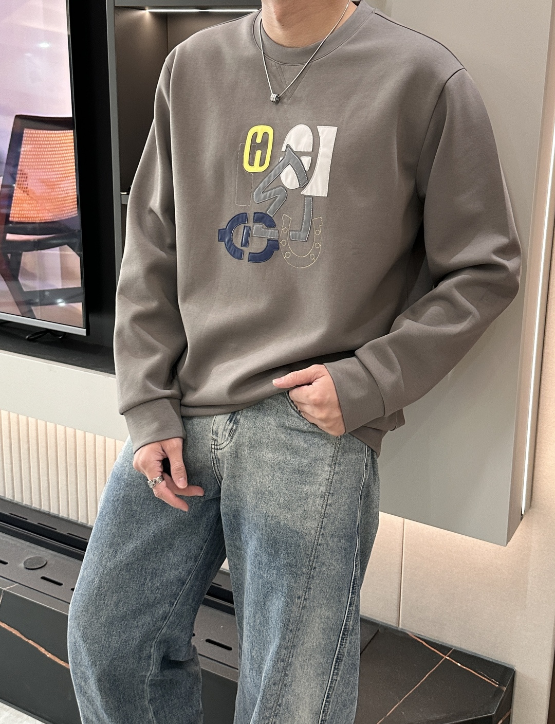 Her&爱家··2025秋冬新款圆领套头卫衣采用进口高支数羊毛混纺面料，立挺有型，抗皱不沾灰。定制衣领和