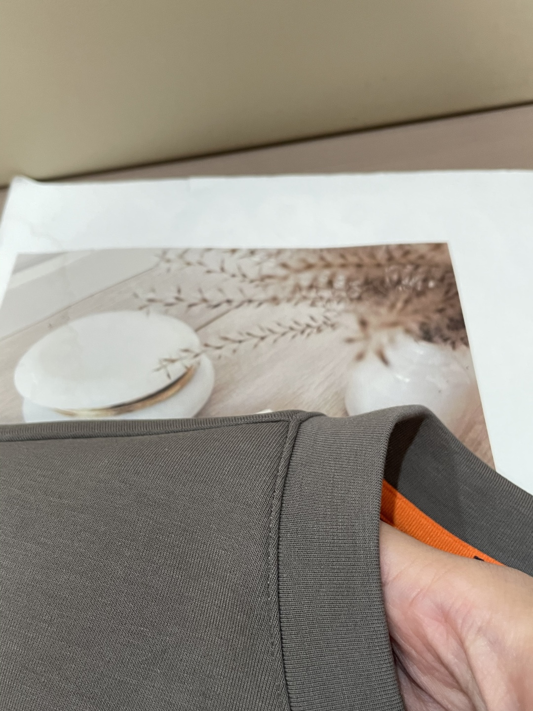 Her&爱家··2025秋冬新款圆领套头卫衣采用进口高支数羊毛混纺面料，立挺有型，抗皱不沾灰。定制衣领和