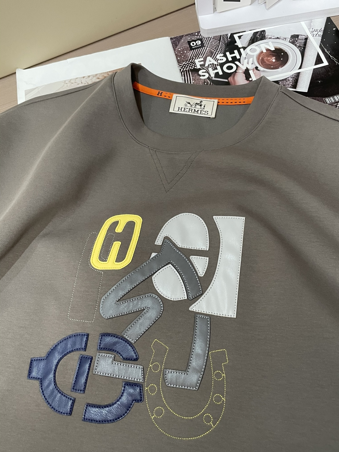 Her&爱家··2025秋冬新款圆领套头卫衣采用进口高支数羊毛混纺面料，立挺有型，抗皱不沾灰。定制衣领和