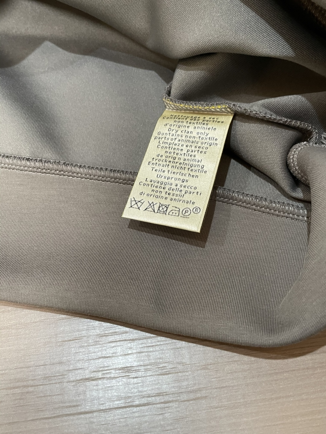 Her&爱家··2025秋冬新款圆领套头卫衣采用进口高支数羊毛混纺面料，立挺有型，抗皱不沾灰。定制衣领和