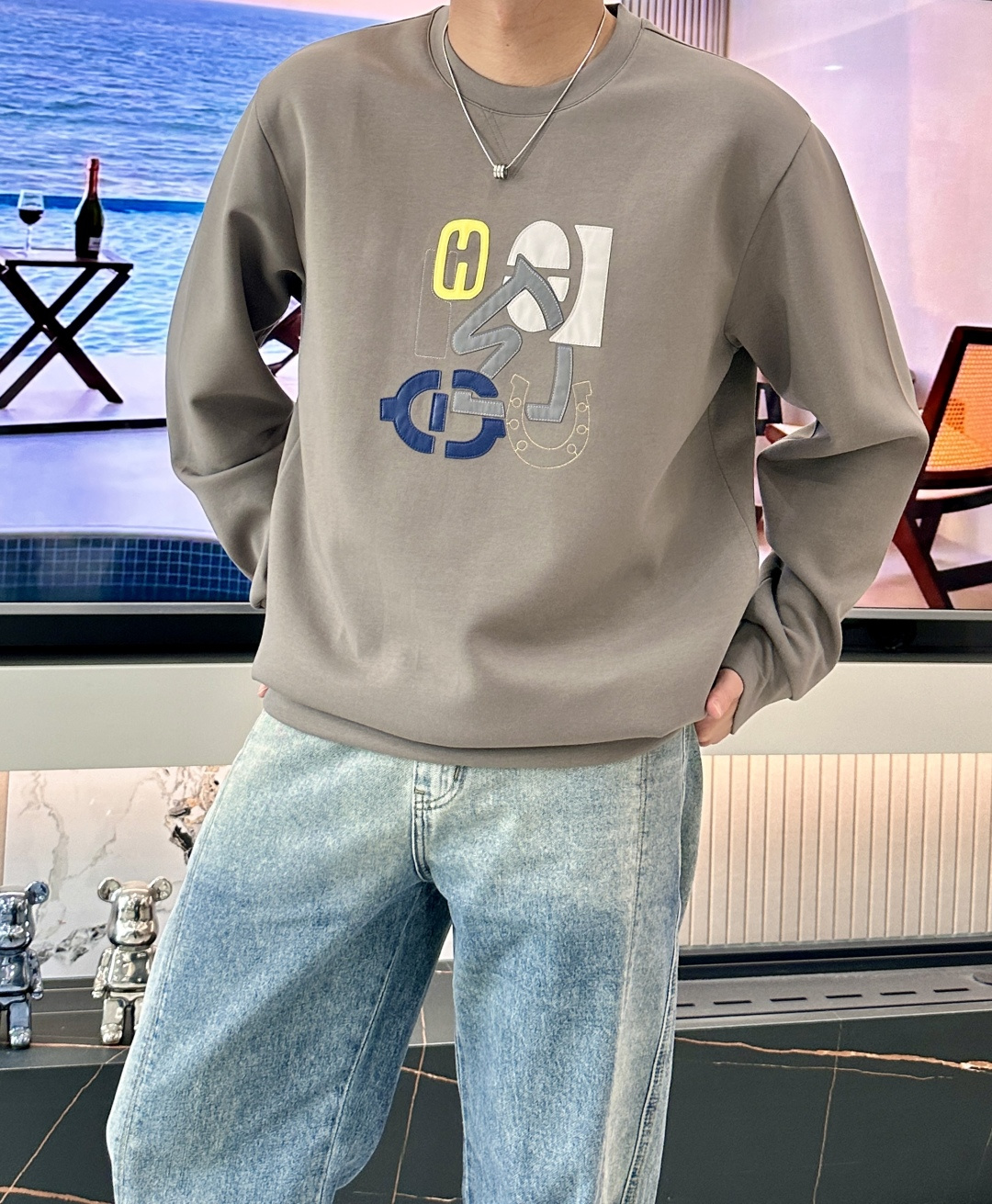 NO:691280,New Year's Day Carnival Special Price Size M/1 L/4 xL/10 3xL/8 Her&Love Home··2025 Autumn and Winter New Round Neck Pullover Sweatshirt Made of imported high-count wool blended fabric, upright and stylish, anti-wrinkle and non-grey. Customized collar and cuff ribbing, not easy to deform; H family fancy letter pattern, using top-notch embroidery and leather craftsmanship, hundreds of thousands of needles heavy craftsmanship!  Exquisite and layered, and three-dimensional and lifelike!  Highly recognizable!  Good craftsmanship and good fabrics can make you wear good taste, hoodie, sweatshirts,19860909元旦狂欢 特价 码数M/1 L/4 xL/10 3xL/8 Her&爱家··2025秋冬新款圆领套头卫衣 采用进口高支数羊毛混纺面料,立挺有型,抗皱不沾灰.定制衣领和袖口罗纹,不易变形； H家花式字母图案,采用顶级刺绣 拼皮工艺,十几万针重工艺！洋气精致而富有层次感,立体逼真！辨识度极高！ 好工艺好面料才能穿出好品味,,hoodie,sweatshirts,,Men's clothing