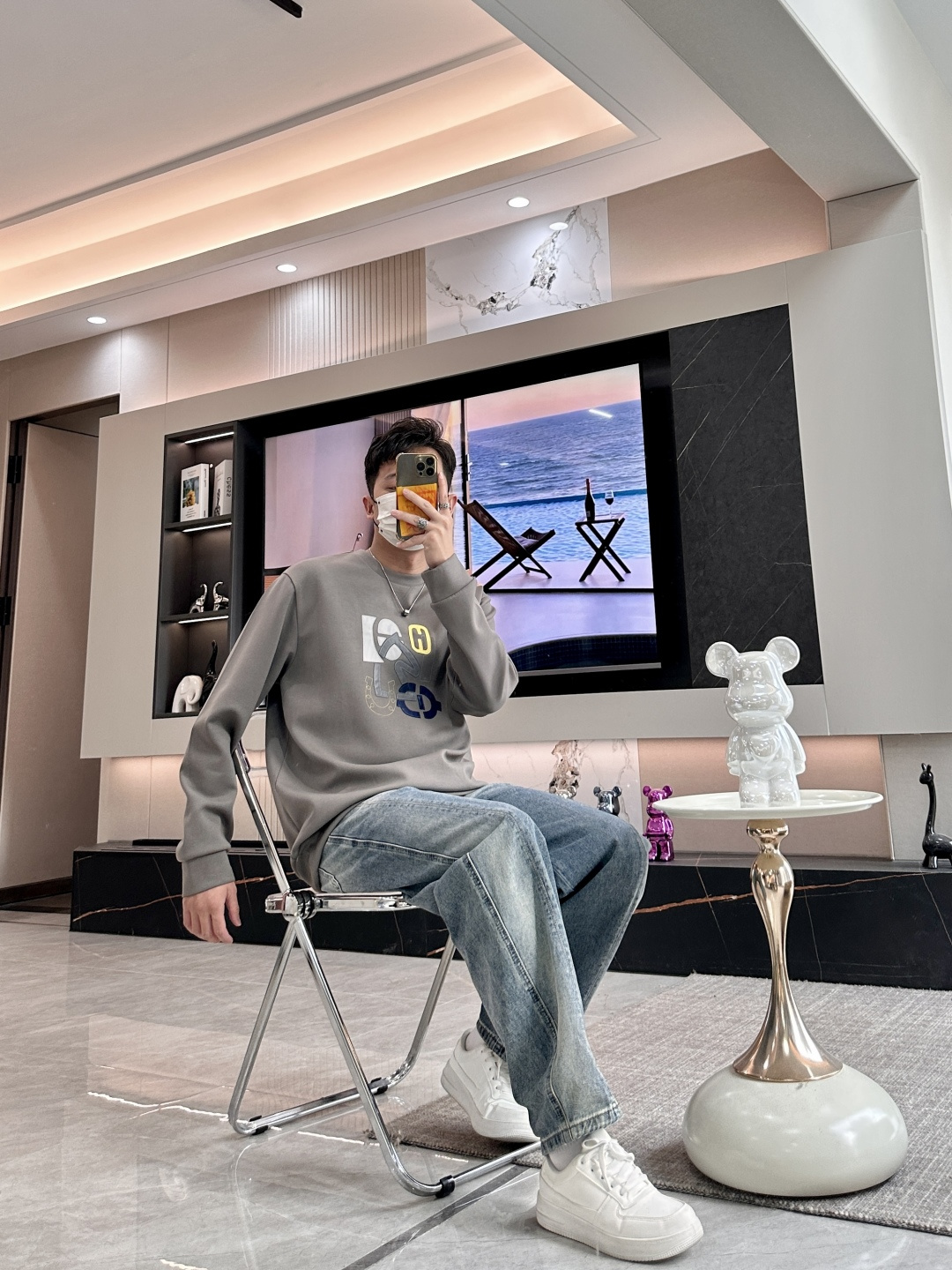 Her&爱家··2025秋冬新款圆领套头卫衣采用进口高支数羊毛混纺面料，立挺有型，抗皱不沾灰。定制衣领和