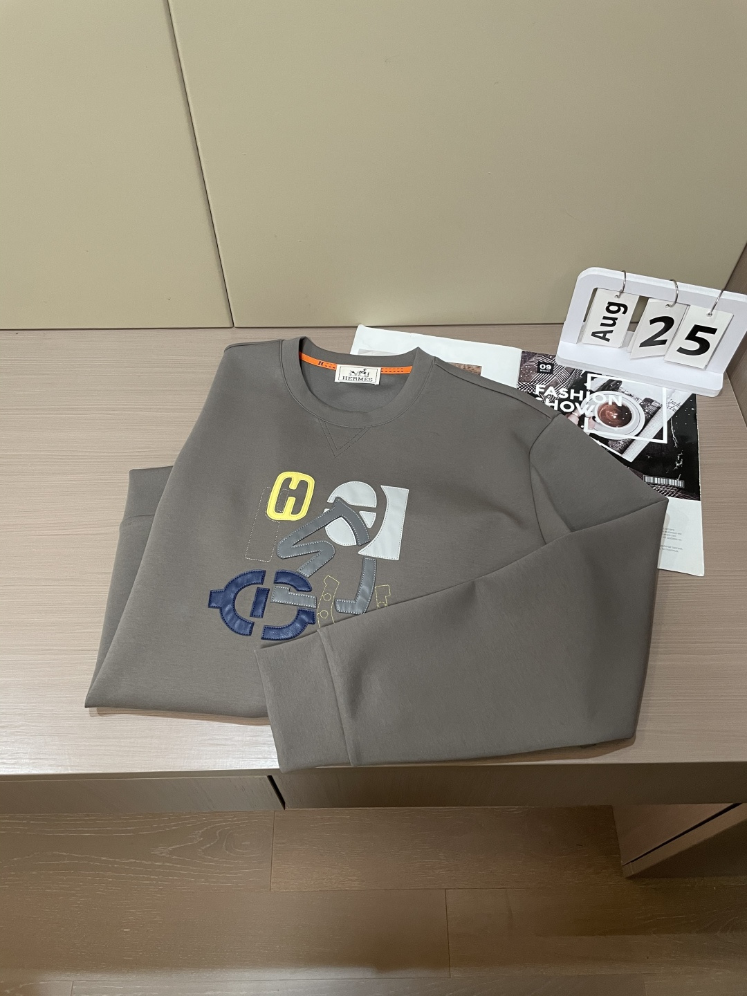 Her&爱家··2025秋冬新款圆领套头卫衣采用进口高支数羊毛混纺面料，立挺有型，抗皱不沾灰。定制衣领和