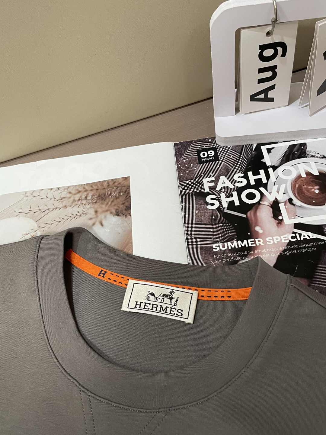 Her&爱家··2025秋冬新款圆领套头卫衣采用进口高支数羊毛混纺面料，立挺有型，抗皱不沾灰。定制衣领和