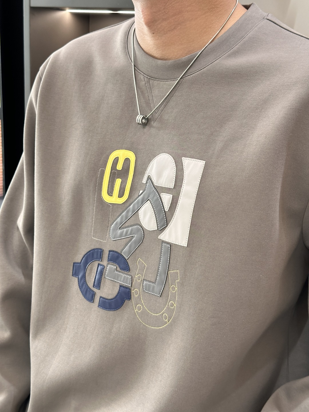 Her&爱家··2025秋冬新款圆领套头卫衣采用进口高支数羊毛混纺面料，立挺有型，抗皱不沾灰。定制衣领和