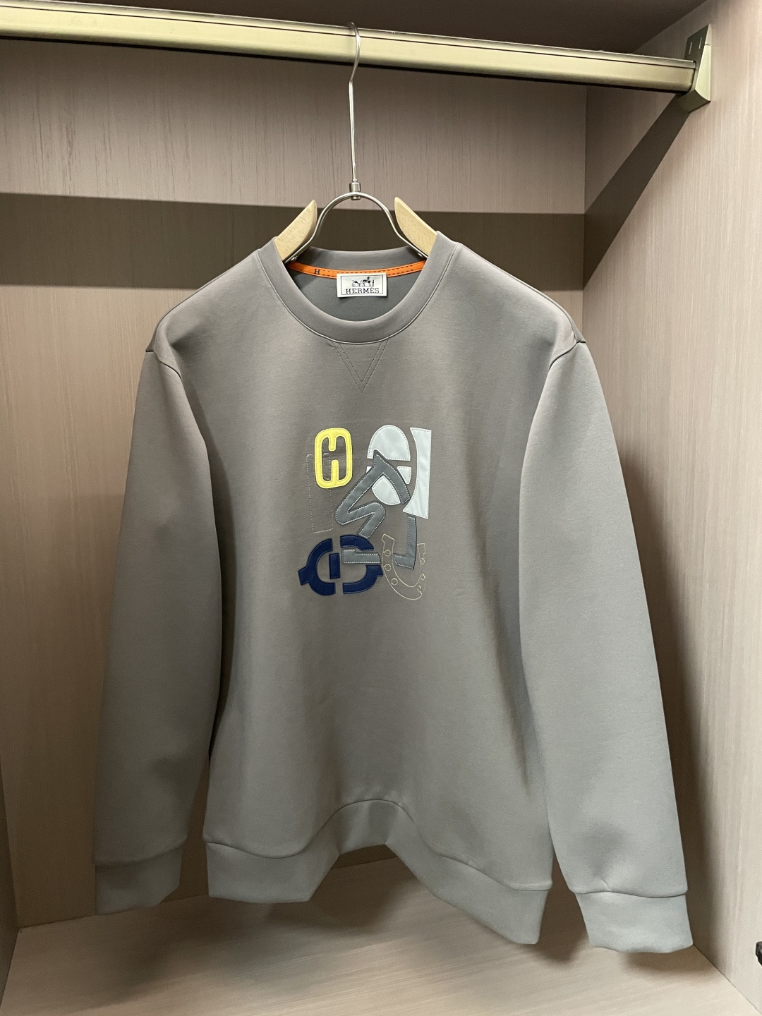 Her&爱家··2025秋冬新款圆领套头卫衣采用进口高支数羊毛混纺面料，立挺有型，抗皱不沾灰。定制衣领和