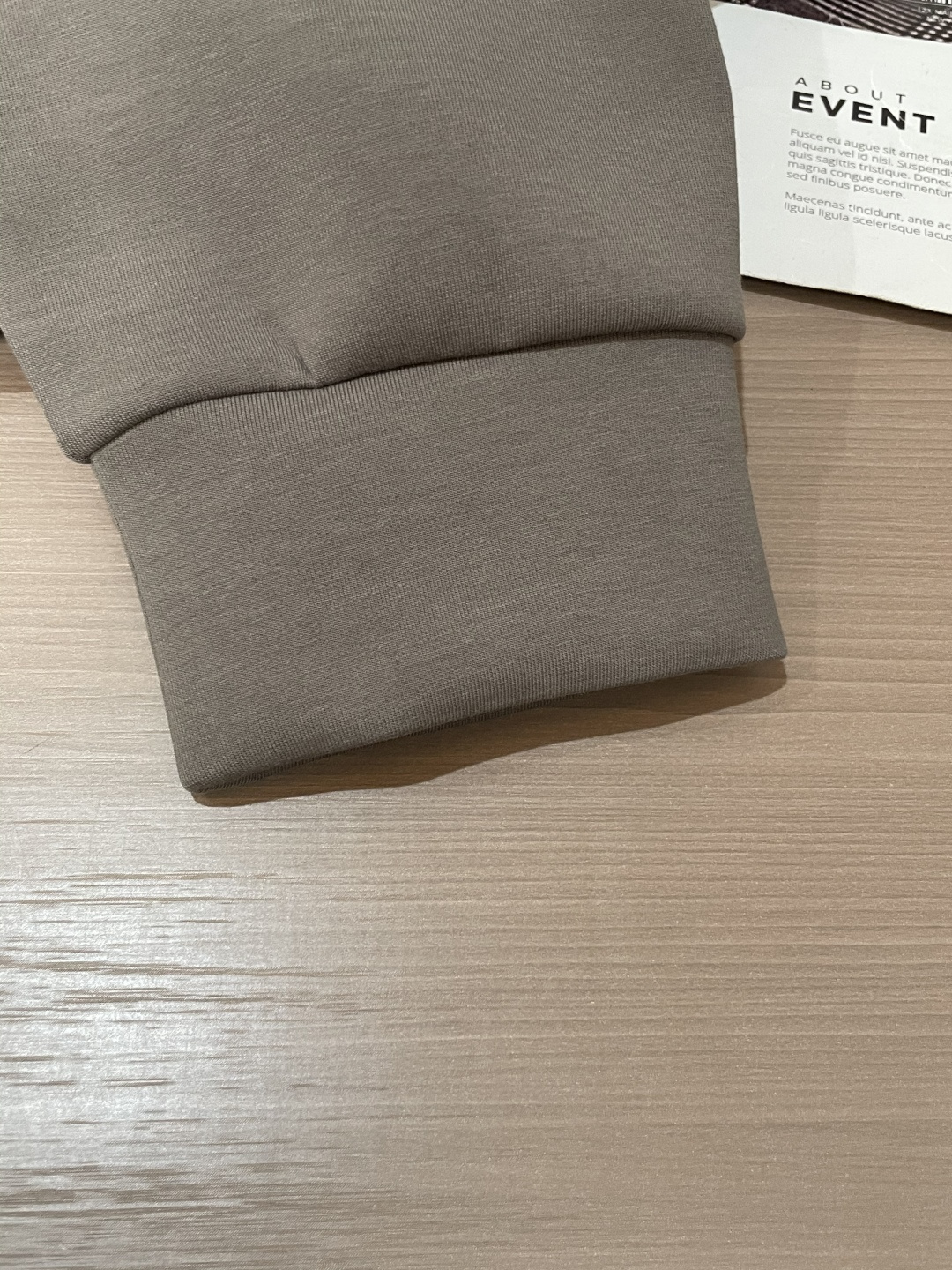 Her&爱家··2025秋冬新款圆领套头卫衣采用进口高支数羊毛混纺面料，立挺有型，抗皱不沾灰。定制衣领和