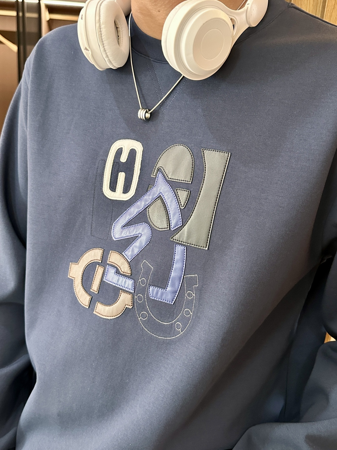 Her&爱家··2025秋冬新款圆领套头卫衣采用进口高支数羊毛混纺面料，立挺有型，抗皱不沾灰。定制衣领和