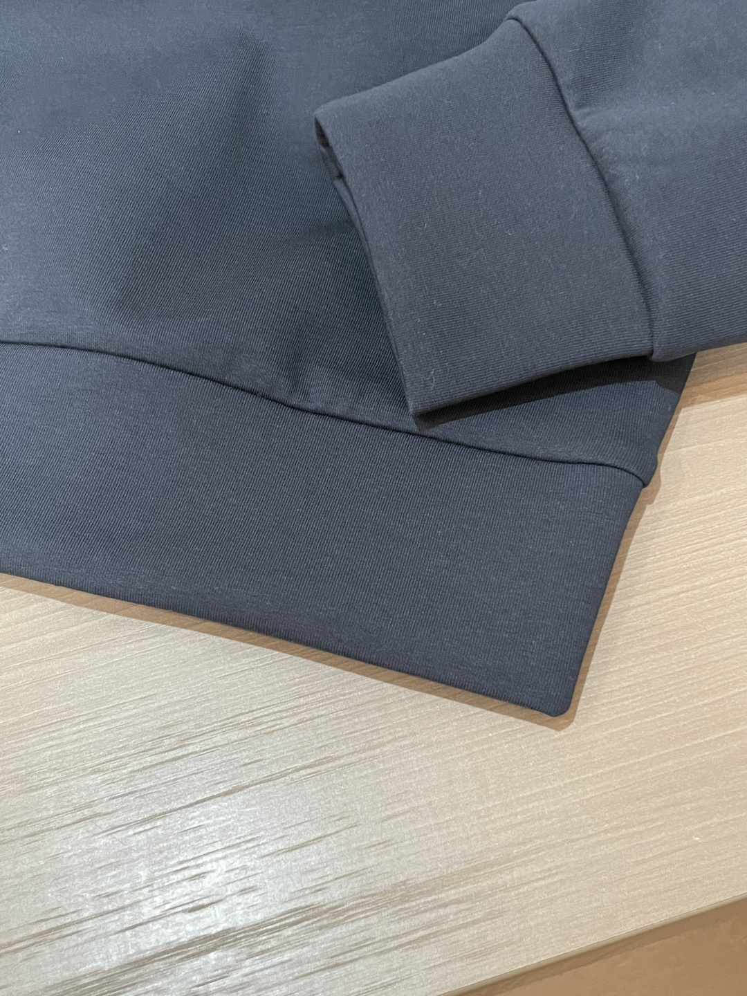 Her&爱家··2025秋冬新款圆领套头卫衣采用进口高支数羊毛混纺面料，立挺有型，抗皱不沾灰。定制衣领和