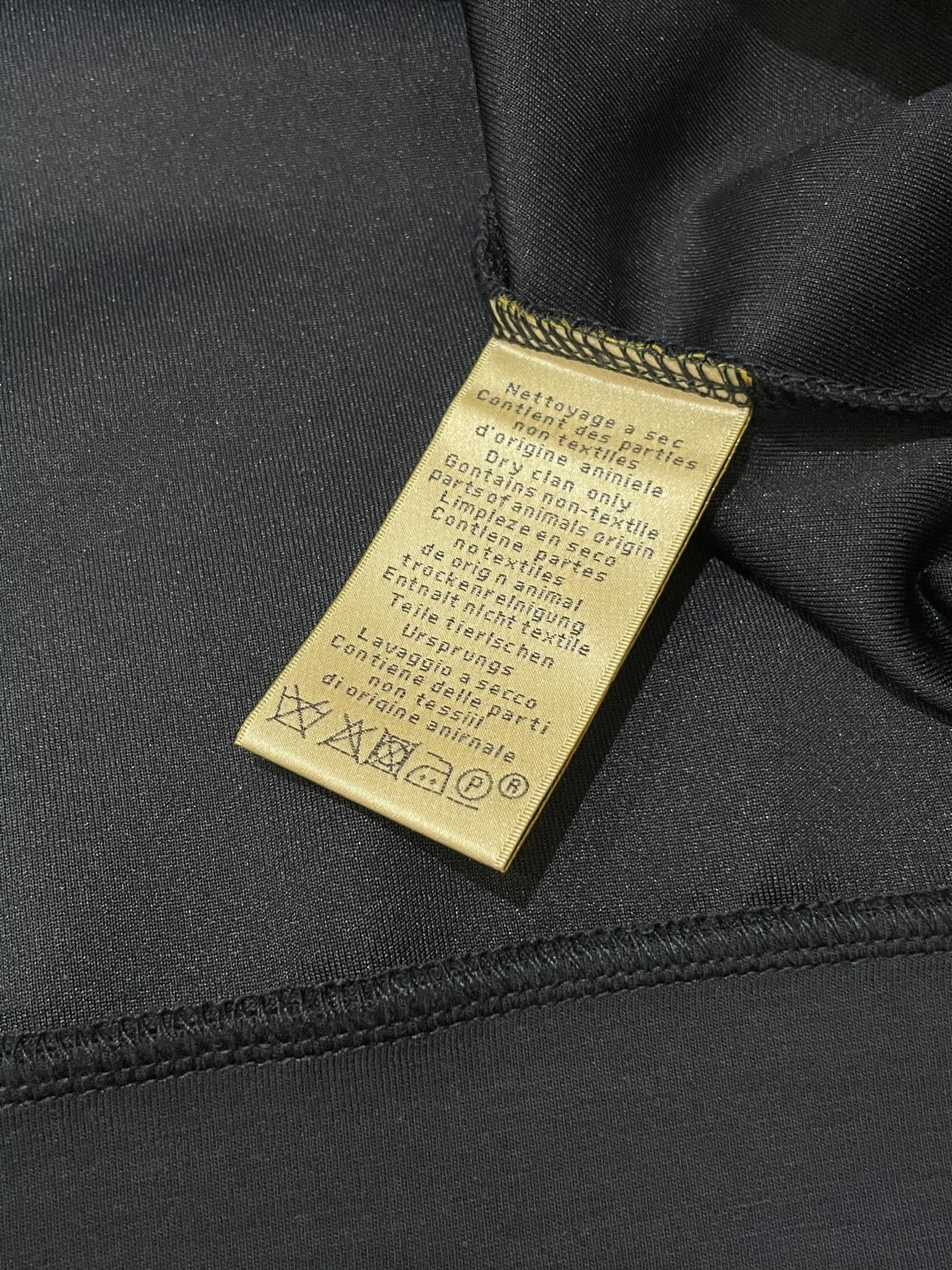 Her&爱家··2025秋冬新款圆领套头卫衣采用进口高支数羊毛混纺面料，立挺有型，抗皱不沾灰。定制衣领和