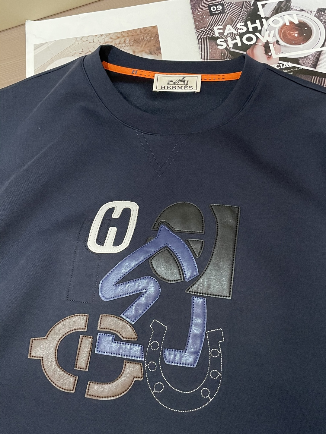 Her&爱家··2025秋冬新款圆领套头卫衣采用进口高支数羊毛混纺面料，立挺有型，抗皱不沾灰。定制衣领和