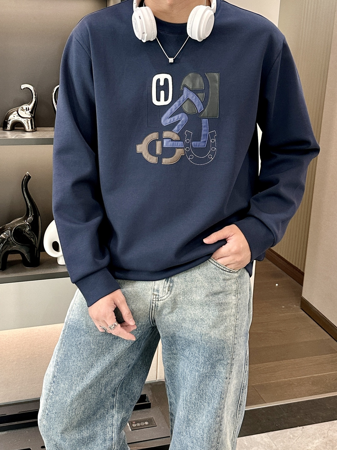 Her&爱家··2025秋冬新款圆领套头卫衣采用进口高支数羊毛混纺面料，立挺有型，抗皱不沾灰。定制衣领和