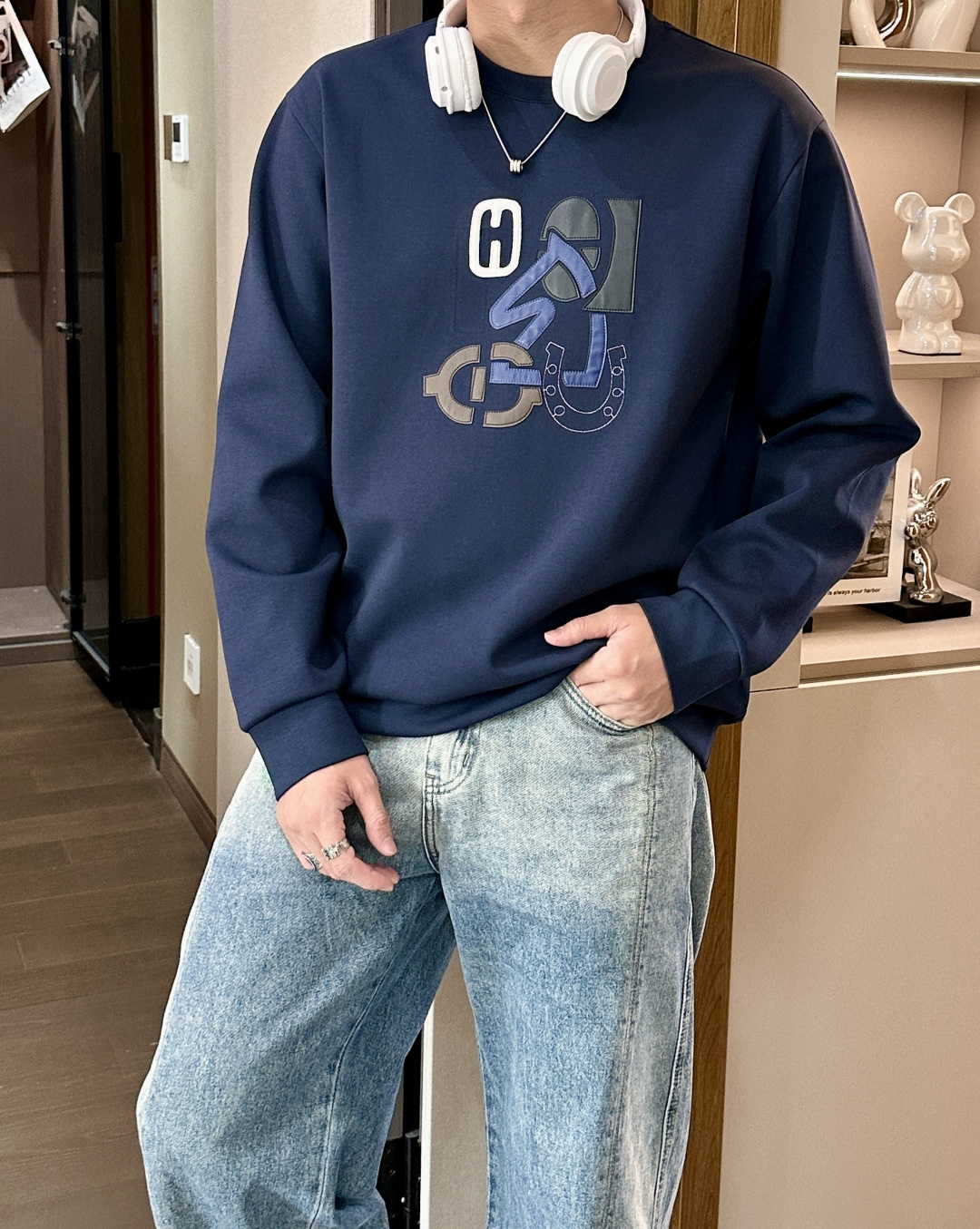 Her&爱家··2025秋冬新款圆领套头卫衣采用进口高支数羊毛混纺面料，立挺有型，抗皱不沾灰。定制衣领和