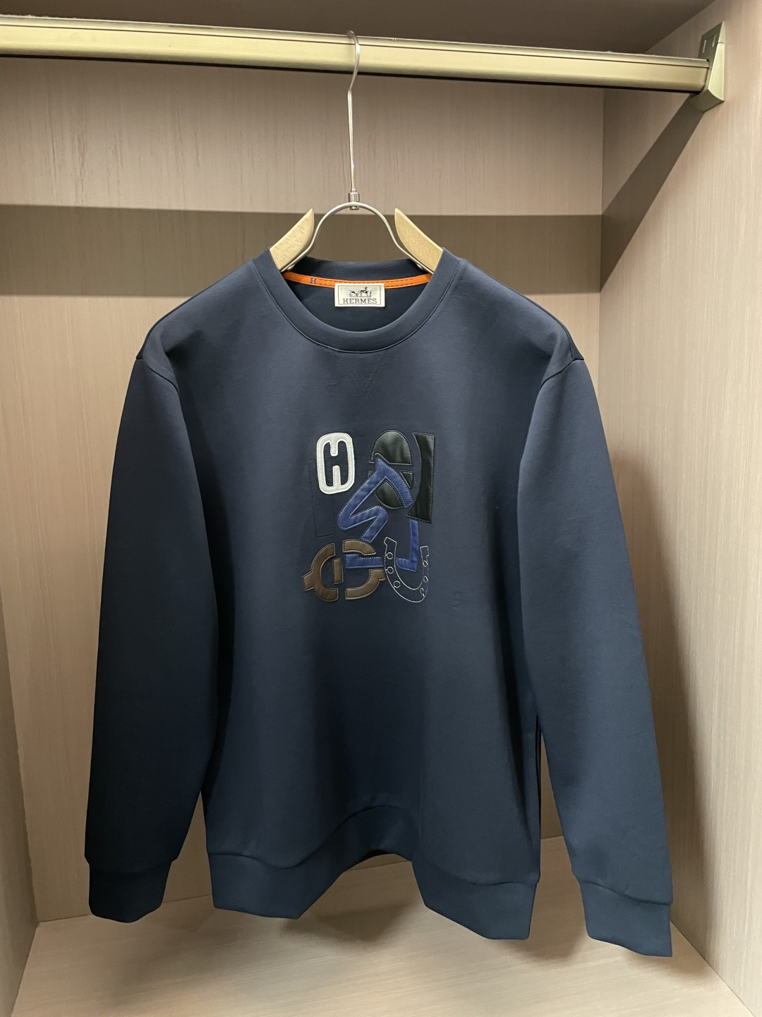 Her&爱家··2025秋冬新款圆领套头卫衣采用进口高支数羊毛混纺面料，立挺有型，抗皱不沾灰。定制衣领和