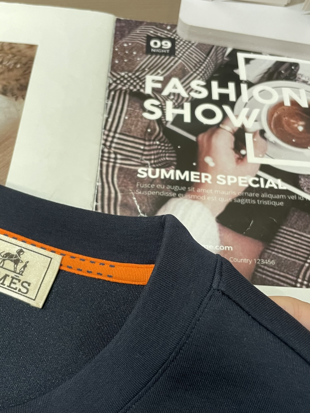 Her&爱家··2025秋冬新款圆领套头卫衣采用进口高支数羊毛混纺面料，立挺有型，抗皱不沾灰。定制衣领和