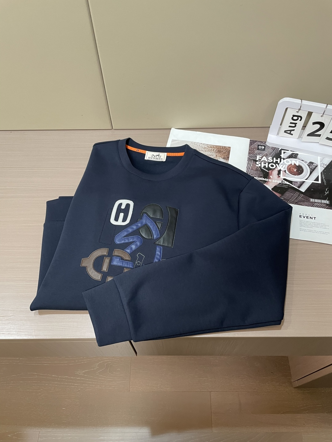 Her&爱家··2025秋冬新款圆领套头卫衣采用进口高支数羊毛混纺面料，立挺有型，抗皱不沾灰。定制衣领和