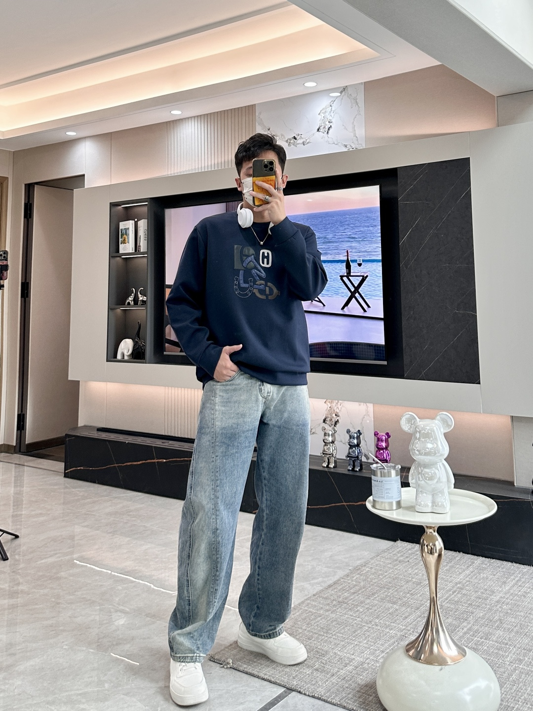 Her&爱家··2025秋冬新款圆领套头卫衣采用进口高支数羊毛混纺面料，立挺有型，抗皱不沾灰。定制衣领和