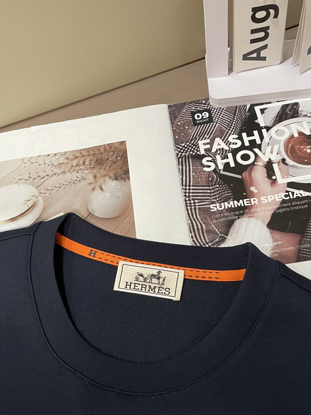 Her&爱家··2025秋冬新款圆领套头卫衣采用进口高支数羊毛混纺面料，立挺有型，抗皱不沾灰。定制衣领和