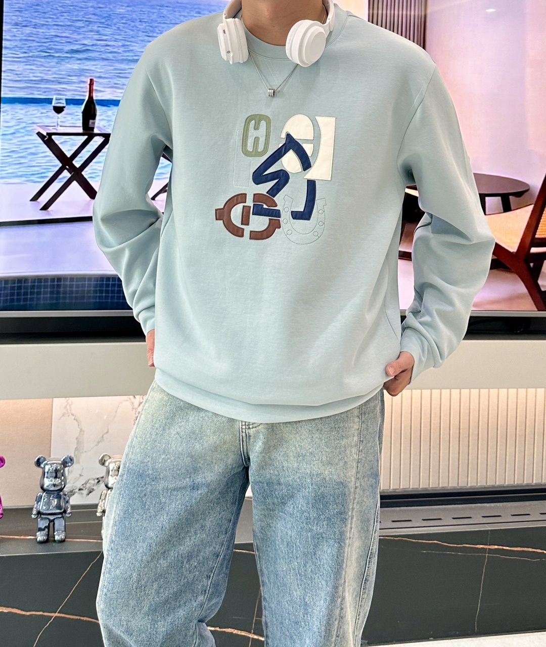 NO:599451,Her&爱家··2025 new autumn and winter round neck pullover sweatshirt is made of imported high-count wool blended fabric, which is stiff and stylish, anti-wrinkle and does not stain dust. Customized collar and cuff ribbing, not easy to deform; H family’s fancy letter pattern, using top-notch embroidery and leather craftsmanship, with hundreds of thousands of needles!  Exquisite and layered, and three-dimensional and lifelike!  Highly recognizable!  Good craftsmanship and good fabrics can make you wear good taste. Size M-3XL,,hoodie,sweatshirts,alexander wang19860909Her&爱家··2025秋冬新款圆领套头卫衣 采用进口高支数羊毛混纺面料,立挺有型,抗皱不沾灰.定制衣领和袖口罗纹,不易变形； H家花式字母图案,采用顶级刺绣 拼皮工艺,十几万针重工艺！洋气精致而富有层次感,立体逼真！辨识度极高！ 好工艺好面料才能穿出好品味 码数M-3XL,,hoodie,sweatshirts,alexander wang,Men's clothing