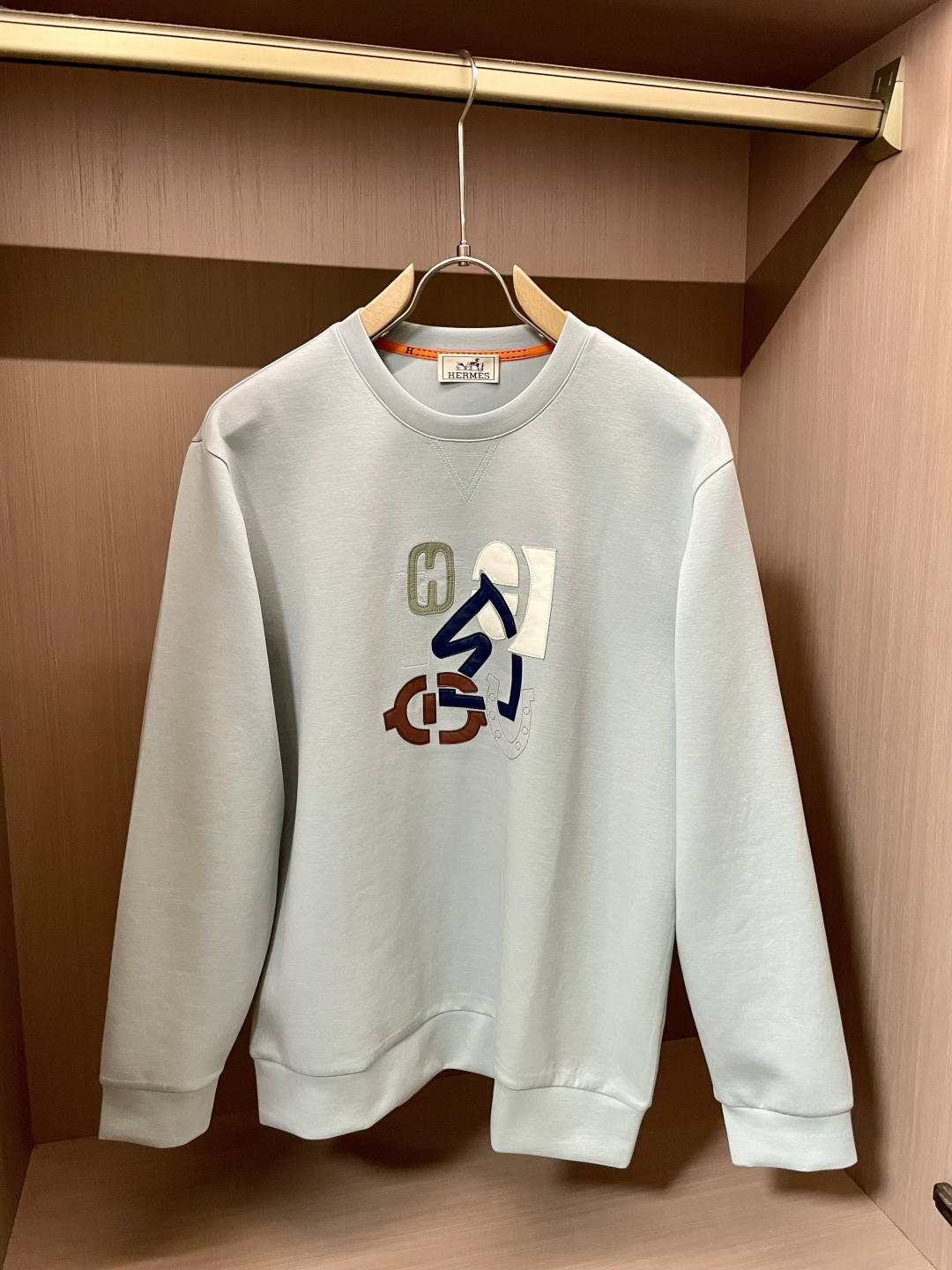 Her&爱家··2025秋冬新款圆领套头卫衣采用进口高支数羊毛混纺面料，立挺有型，抗皱不沾灰。定制衣领和