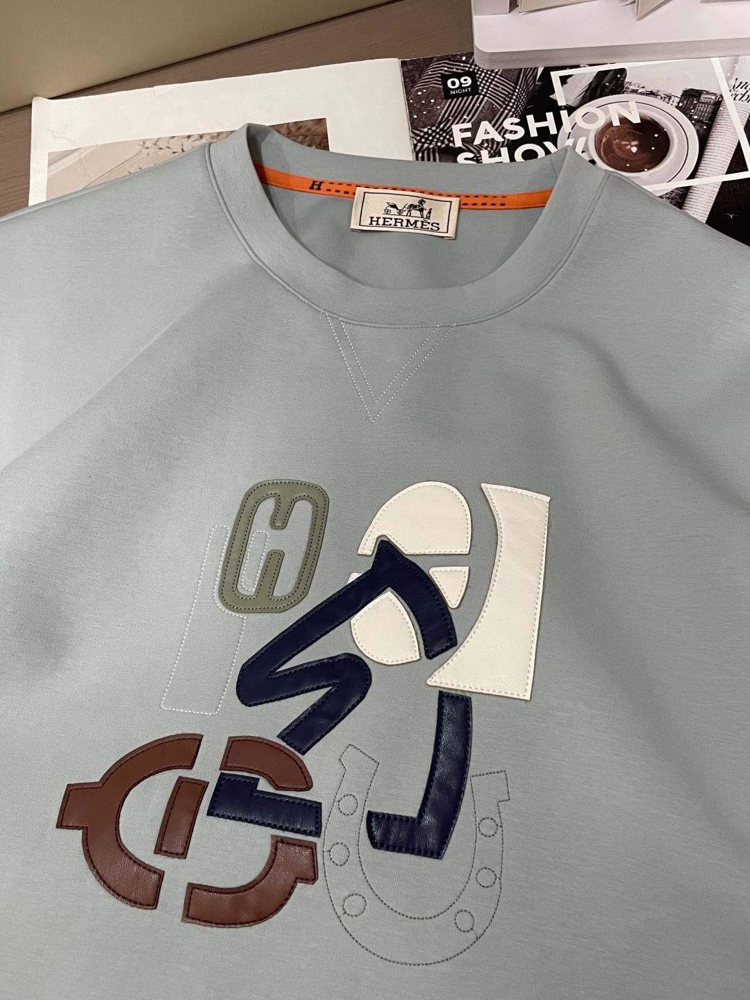 Her&爱家··2025秋冬新款圆领套头卫衣采用进口高支数羊毛混纺面料，立挺有型，抗皱不沾灰。定制衣领和