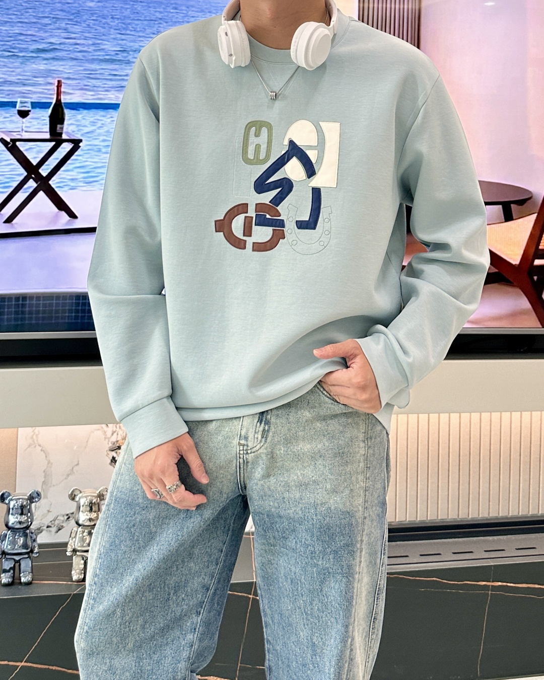 Her&爱家··2025秋冬新款圆领套头卫衣采用进口高支数羊毛混纺面料，立挺有型，抗皱不沾灰。定制衣领和