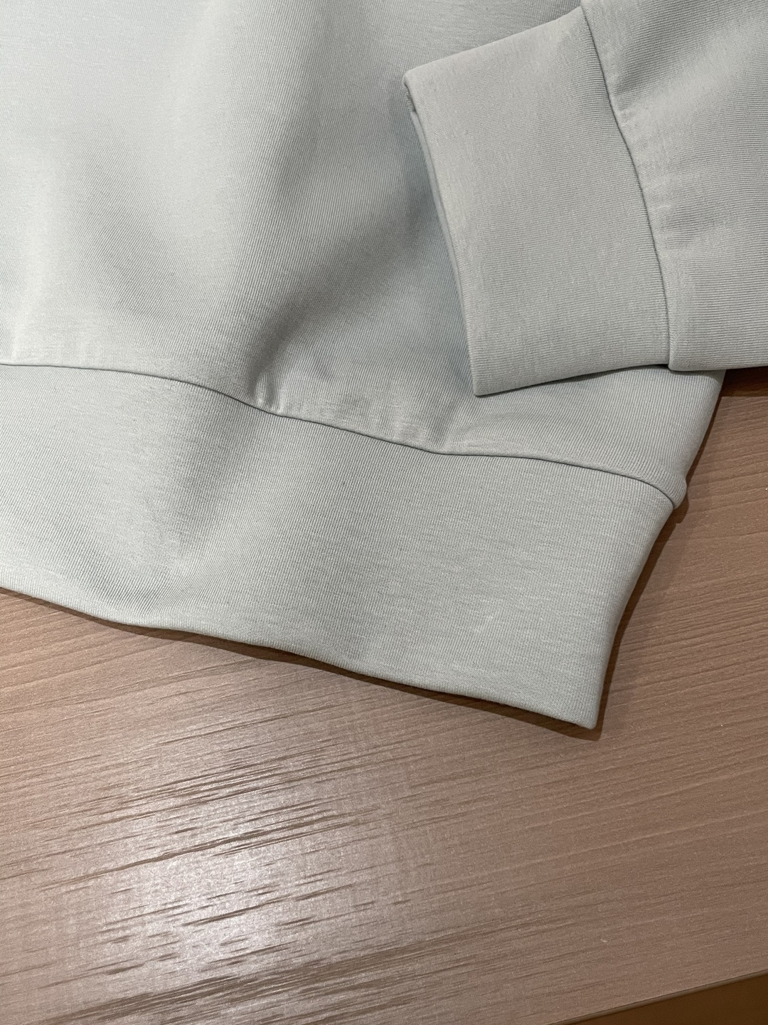 Her&爱家··2025秋冬新款圆领套头卫衣采用进口高支数羊毛混纺面料，立挺有型，抗皱不沾灰。定制衣领和