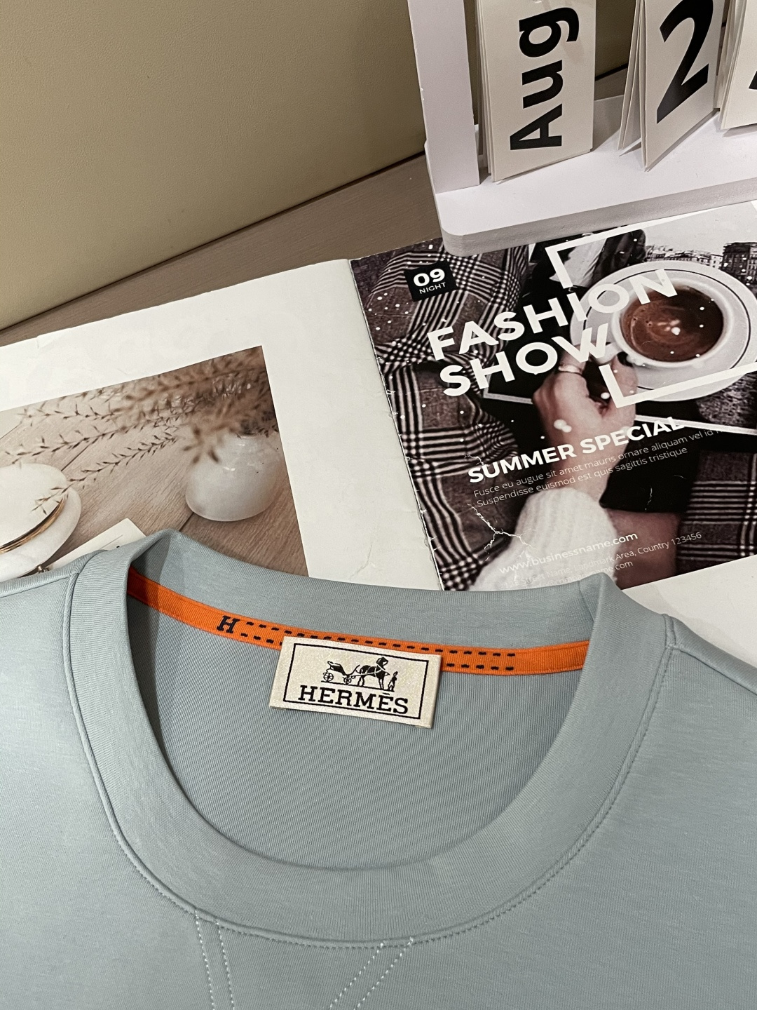 Her&爱家··2025秋冬新款圆领套头卫衣采用进口高支数羊毛混纺面料，立挺有型，抗皱不沾灰。定制衣领和