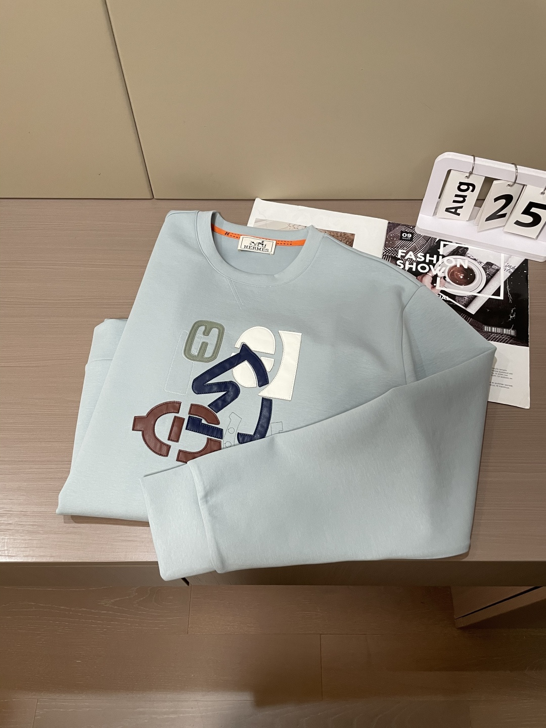 Her&爱家··2025秋冬新款圆领套头卫衣采用进口高支数羊毛混纺面料，立挺有型，抗皱不沾灰。定制衣领和