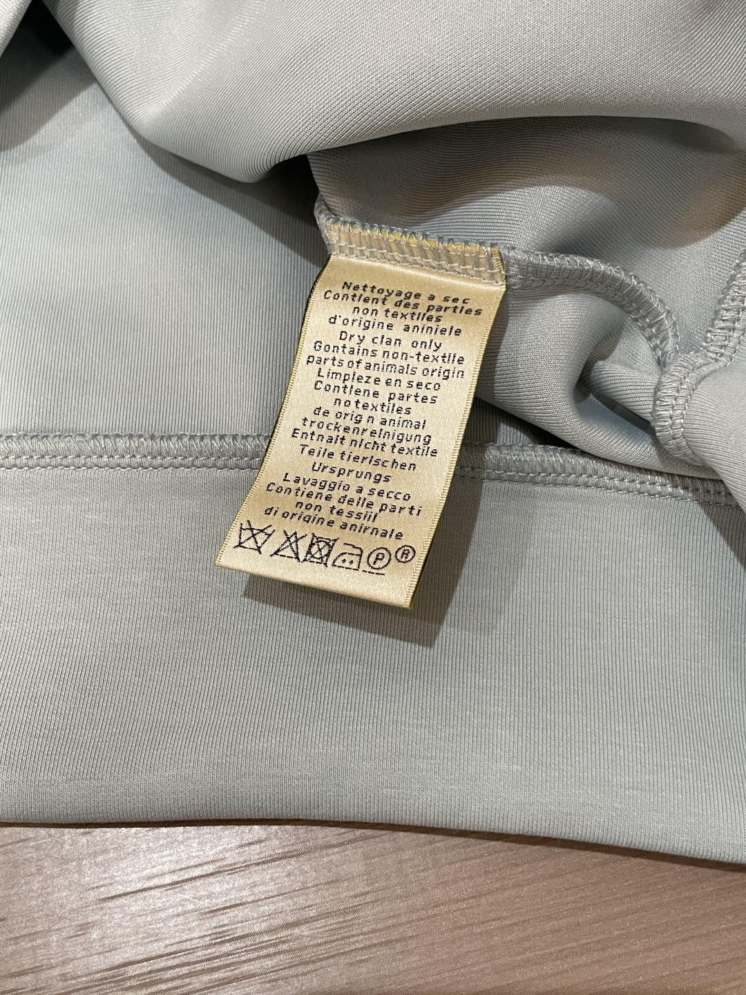 Her&爱家··2025秋冬新款圆领套头卫衣采用进口高支数羊毛混纺面料，立挺有型，抗皱不沾灰。定制衣领和