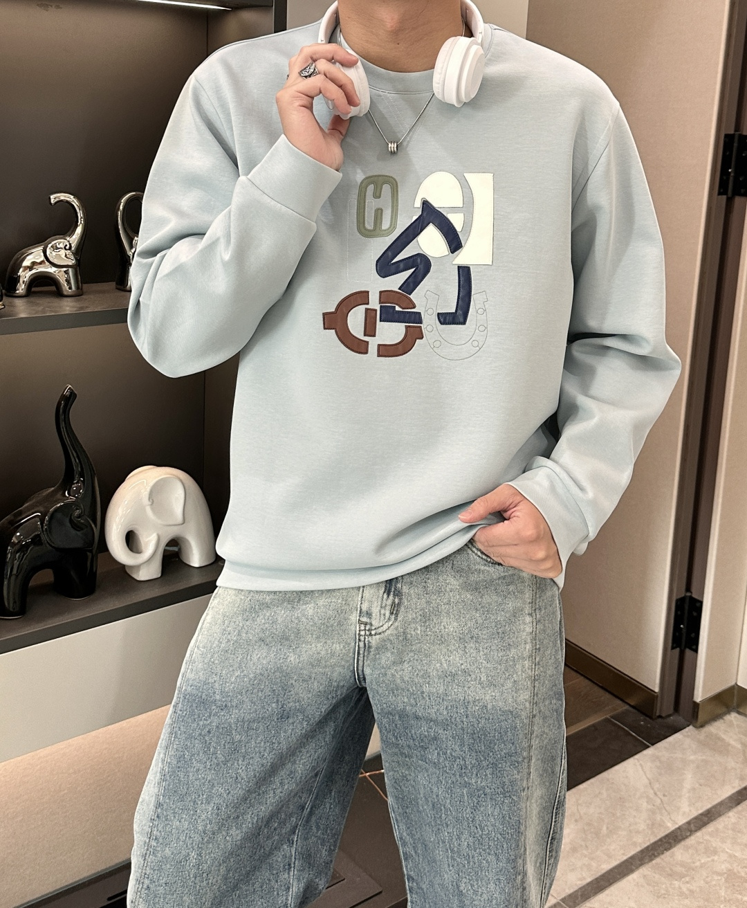 Her&爱家··2025秋冬新款圆领套头卫衣采用进口高支数羊毛混纺面料，立挺有型，抗皱不沾灰。定制衣领和