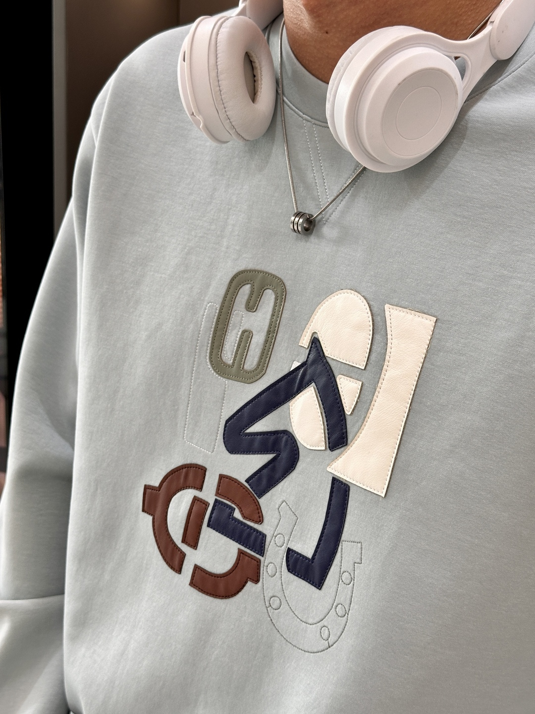 Her&爱家··2025秋冬新款圆领套头卫衣采用进口高支数羊毛混纺面料，立挺有型，抗皱不沾灰。定制衣领和