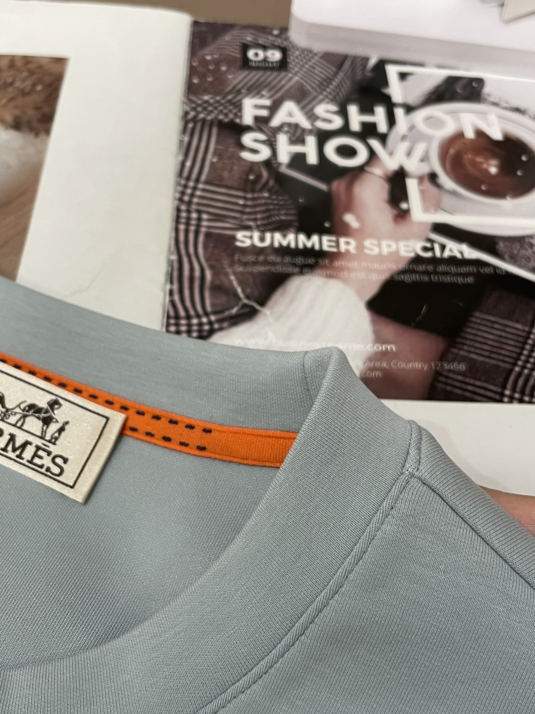 Her&爱家··2025秋冬新款圆领套头卫衣采用进口高支数羊毛混纺面料，立挺有型，抗皱不沾灰。定制衣领和