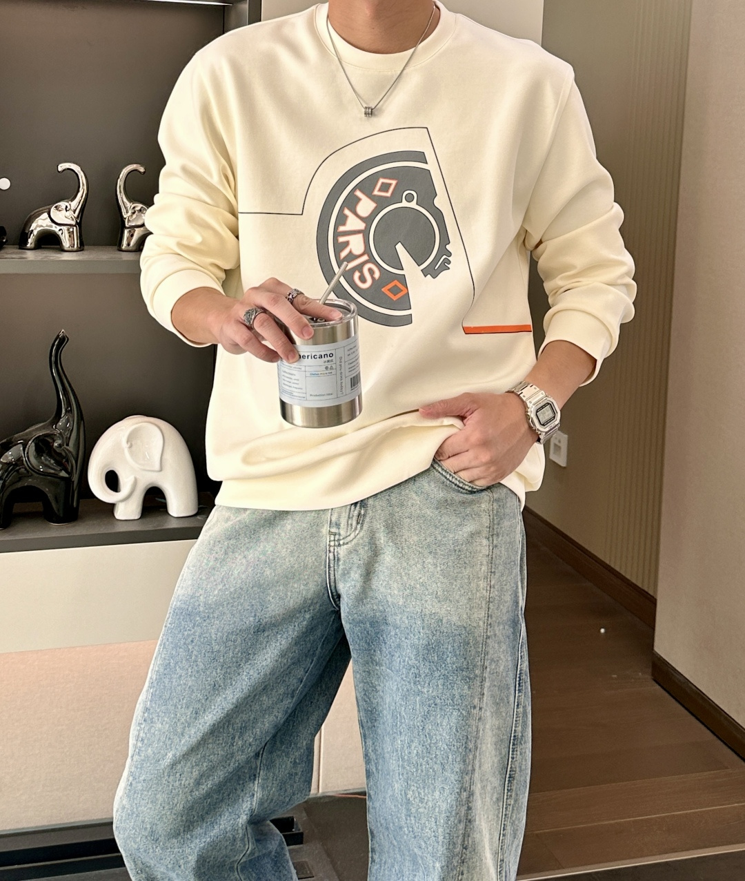 H家 2025秋冬 经典男士圆领卫衣，传统圆领套头款式，搭配胸前标志性徽标装饰，采用极度重工的复合材料激