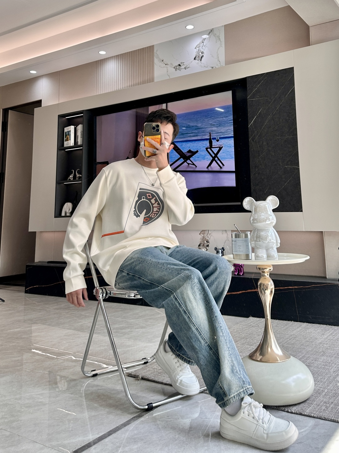 H家 2025秋冬 经典男士圆领卫衣，传统圆领套头款式，搭配胸前标志性徽标装饰，采用极度重工的复合材料激