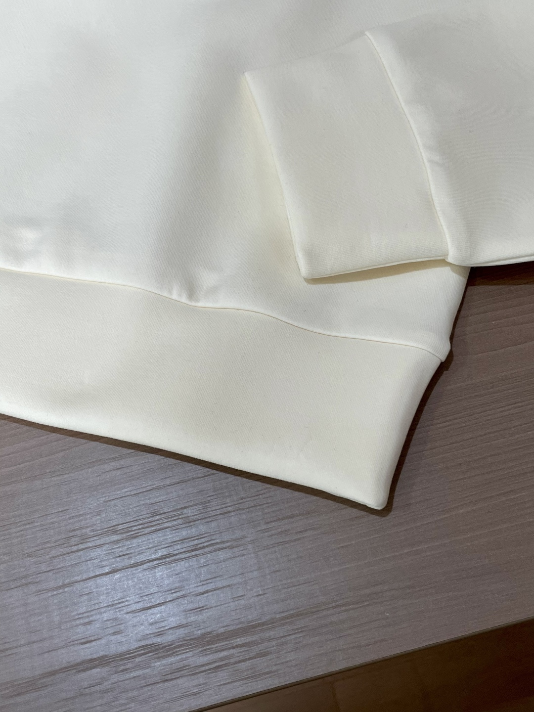 H家 2025秋冬 经典男士圆领卫衣，传统圆领套头款式，搭配胸前标志性徽标装饰，采用极度重工的复合材料激