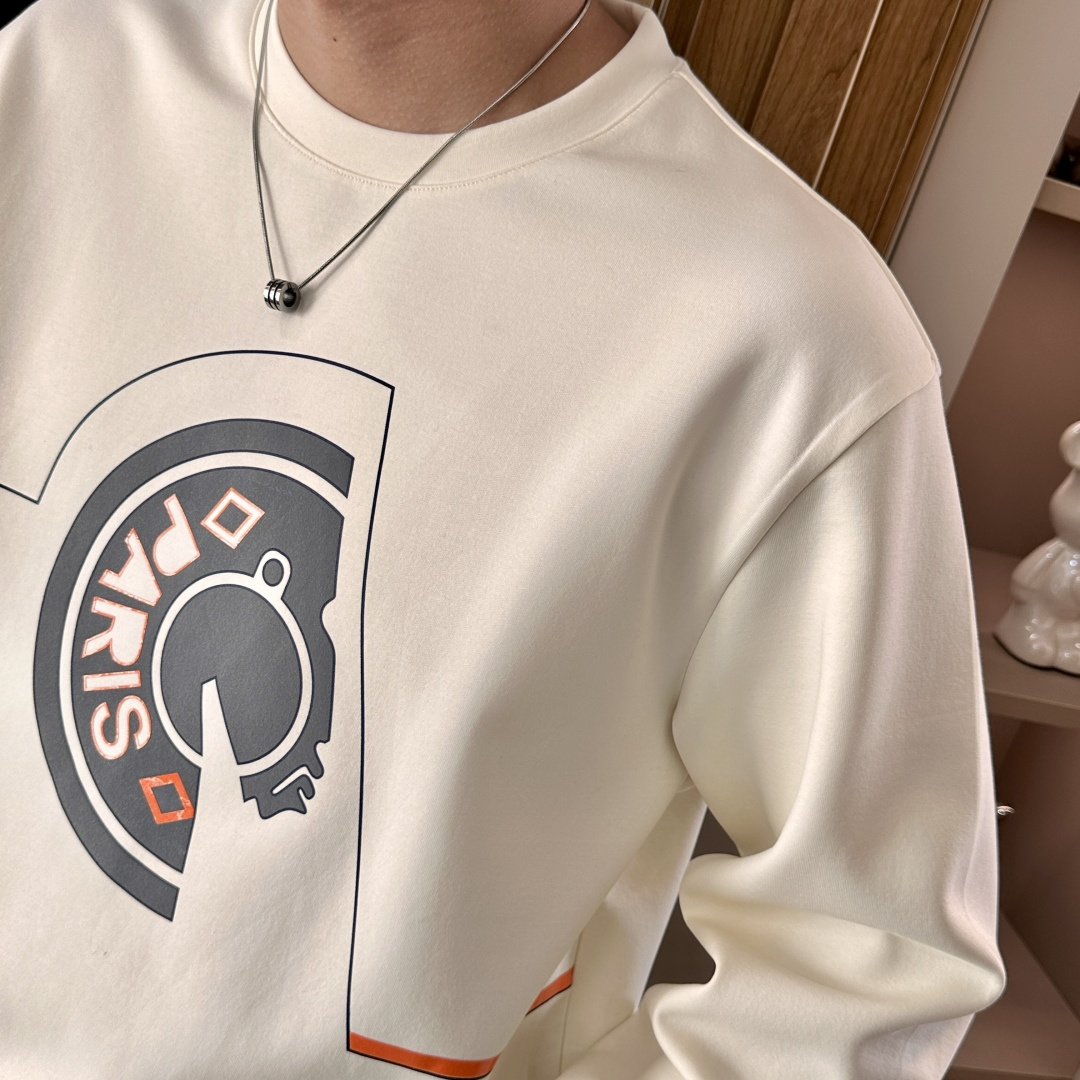 H家 2025秋冬 经典男士圆领卫衣，传统圆领套头款式，搭配胸前标志性徽标装饰，采用极度重工的复合材料激