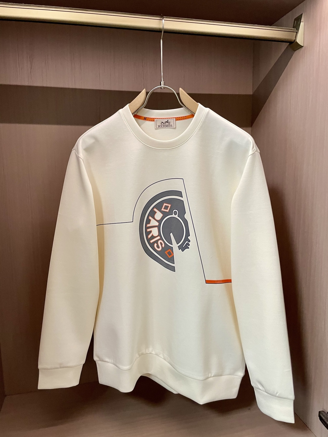 H家 2025秋冬 经典男士圆领卫衣，传统圆领套头款式，搭配胸前标志性徽标装饰，采用极度重工的复合材料激