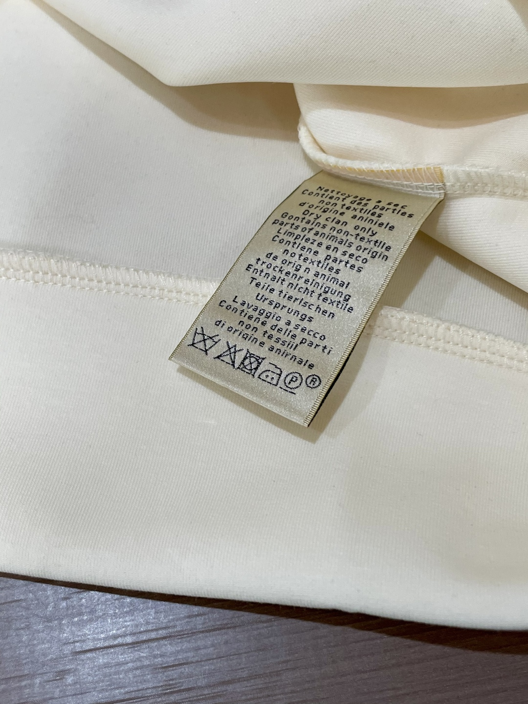 H家 2025秋冬 经典男士圆领卫衣，传统圆领套头款式，搭配胸前标志性徽标装饰，采用极度重工的复合材料激