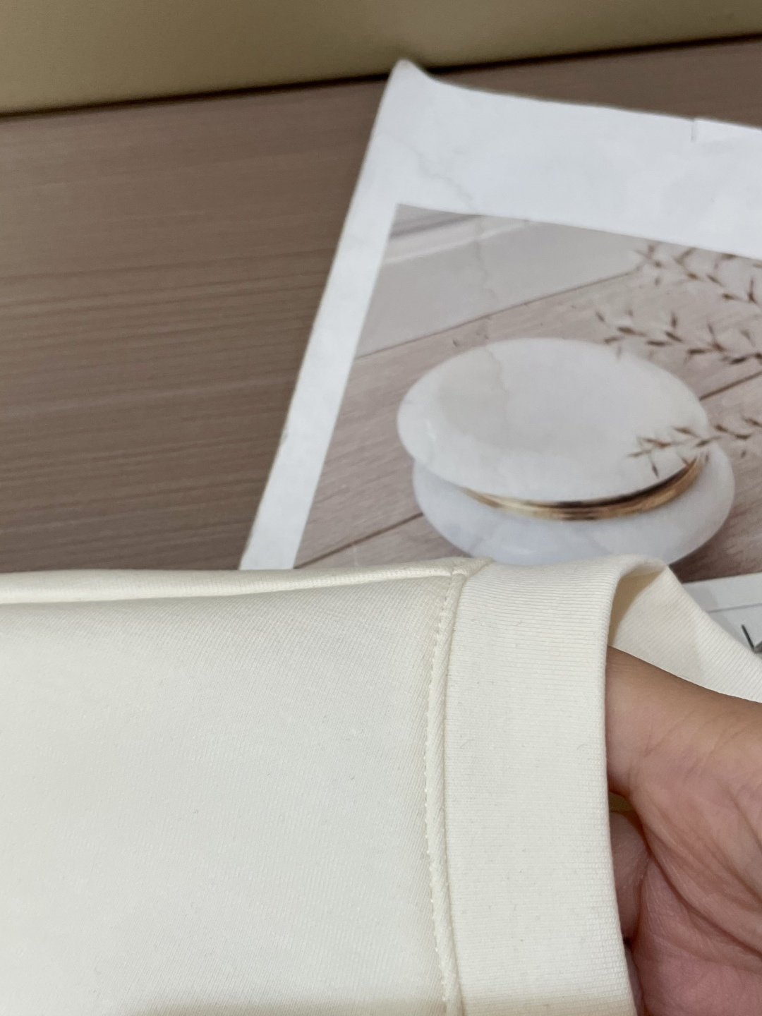 H家 2025秋冬 经典男士圆领卫衣，传统圆领套头款式，搭配胸前标志性徽标装饰，采用极度重工的复合材料激