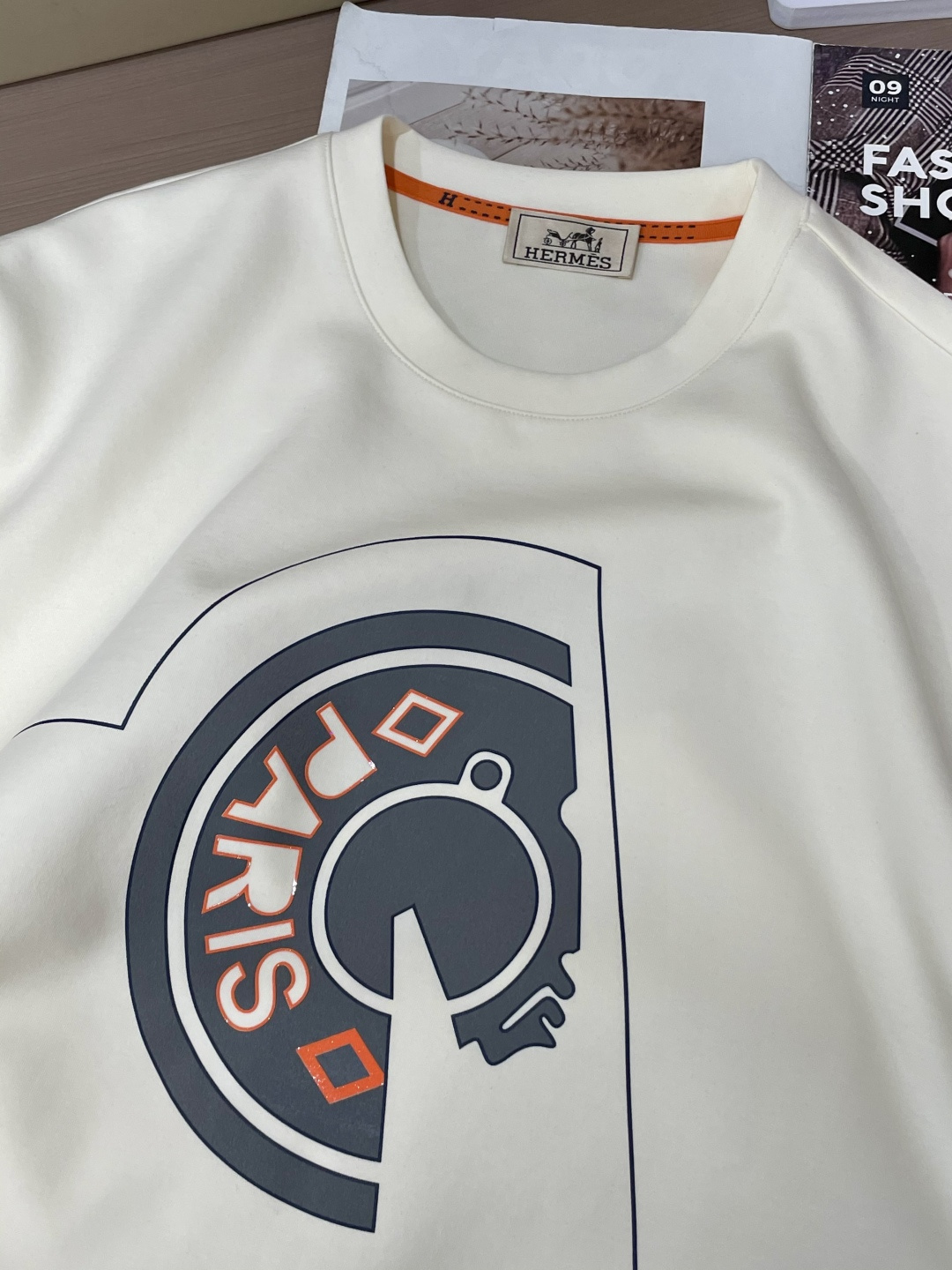 H家 2025秋冬 经典男士圆领卫衣，传统圆领套头款式，搭配胸前标志性徽标装饰，采用极度重工的复合材料激